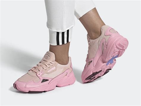 Roze Adidas Falcon 